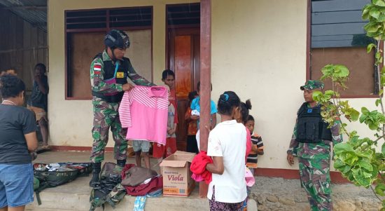 Natalius (43) Masyarakat yang Menerima Baju, Mengucapkan Terima Kasih, Sabtu (21/05/2022), (Foto: V24/AL)