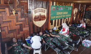 Satgas Mendonorkan Darah Karena Terbatasnya Stok Darah di PMI Cabang Jayapura, Jumat (20/05/2022), (Foto: V24/AL)