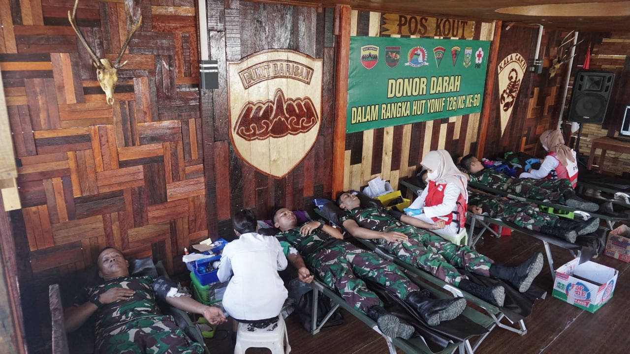 Satgas Mendonorkan Darah Karena Terbatasnya Stok Darah di PMI Cabang Jayapura, Jumat (20/05/2022), (Foto: V24/AL)