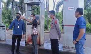 Kasat Reskrim Polres Kubu Raya Iptu Teuku Rivanda Iksan Saat Meninjau Lokasi SPBU, Sabtu (21/05/2022), (Foto: V24/Dedi)