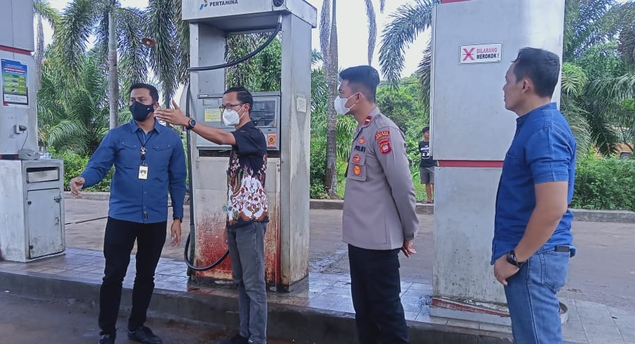 Kasat Reskrim Polres Kubu Raya Iptu Teuku Rivanda Iksan Saat Meninjau Lokasi SPBU, Sabtu (21/05/2022), (Foto: V24/Dedi)
