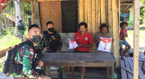 Yonif 711/Rks Pos Wambes Memberikan Bantuan Kepada Kampung Wambes, Sabtu (21/05/2022), (Foto: V24/AL)