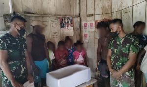 Pos Kaliasin Membantu Prosesi Pemakaman Salah Seorang Anak dari Warga Perbatasan, Minggu (22/05/2022), (Foto: V24/AL)
