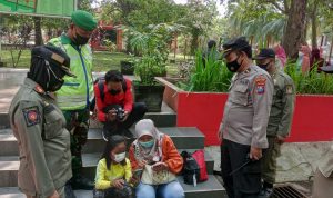 Kodim 0808/Blitar Bersama Personel Polres Blitar Kota dan Satpol PP, Sabtu (21/05/2022), (Foto: V24/Madli)