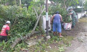 Serka Markijan Bersama Warga Masyarakat Menggelar Kerja Bakti, Minggu (22/05/2022), (Foto: V24/Madli)