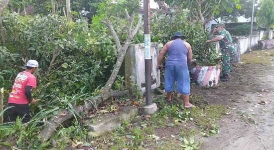 Serka Markijan Bersama Warga Masyarakat Menggelar Kerja Bakti, Minggu (22/05/2022), (Foto: V24/Madli)