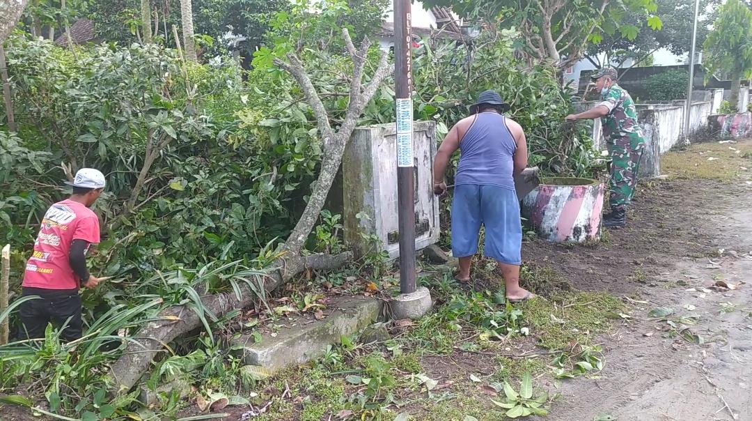 Serka Markijan Bersama Warga Masyarakat Menggelar Kerja Bakti, Minggu (22/05/2022), (Foto: V24/Madli)