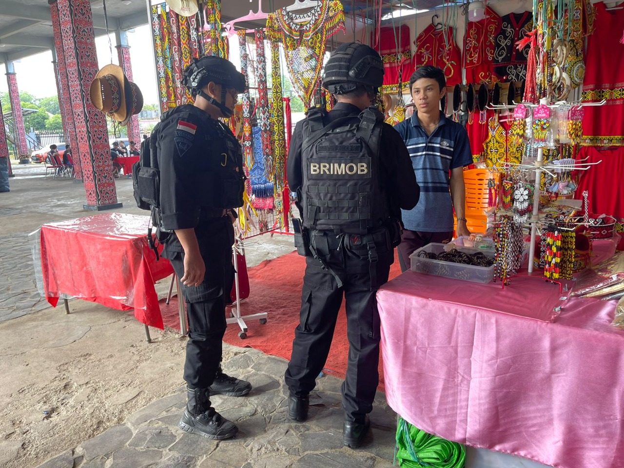 Patroli yang Dilaksanakan Oleh Personel Satbrimob Polda Kalbar, Minggu (22/05/2022), (Foto: V24/AL)