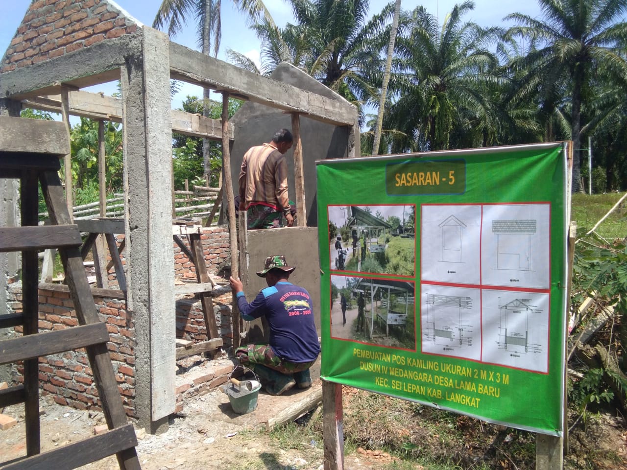 Pembuatan Dua Poskamling di Dusun IV Medangara, Minggu (22/05/2022), (Foto: V24/AL)
