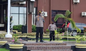 Kompol Angga Indarta Memberikan Arahan Kepada Personel Polres Kutai Kartanegara, Senin (23/05/2022), (Foto: V24/AL)