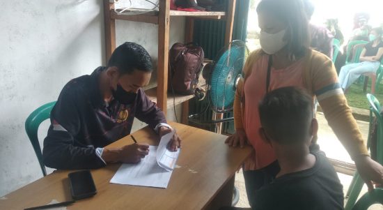 Satbrimob Polda Kalbar Dibantu Dengan 14 Orang Tenaga Medis, Sabtu (21/05/2022), (Foto: V24/AL)