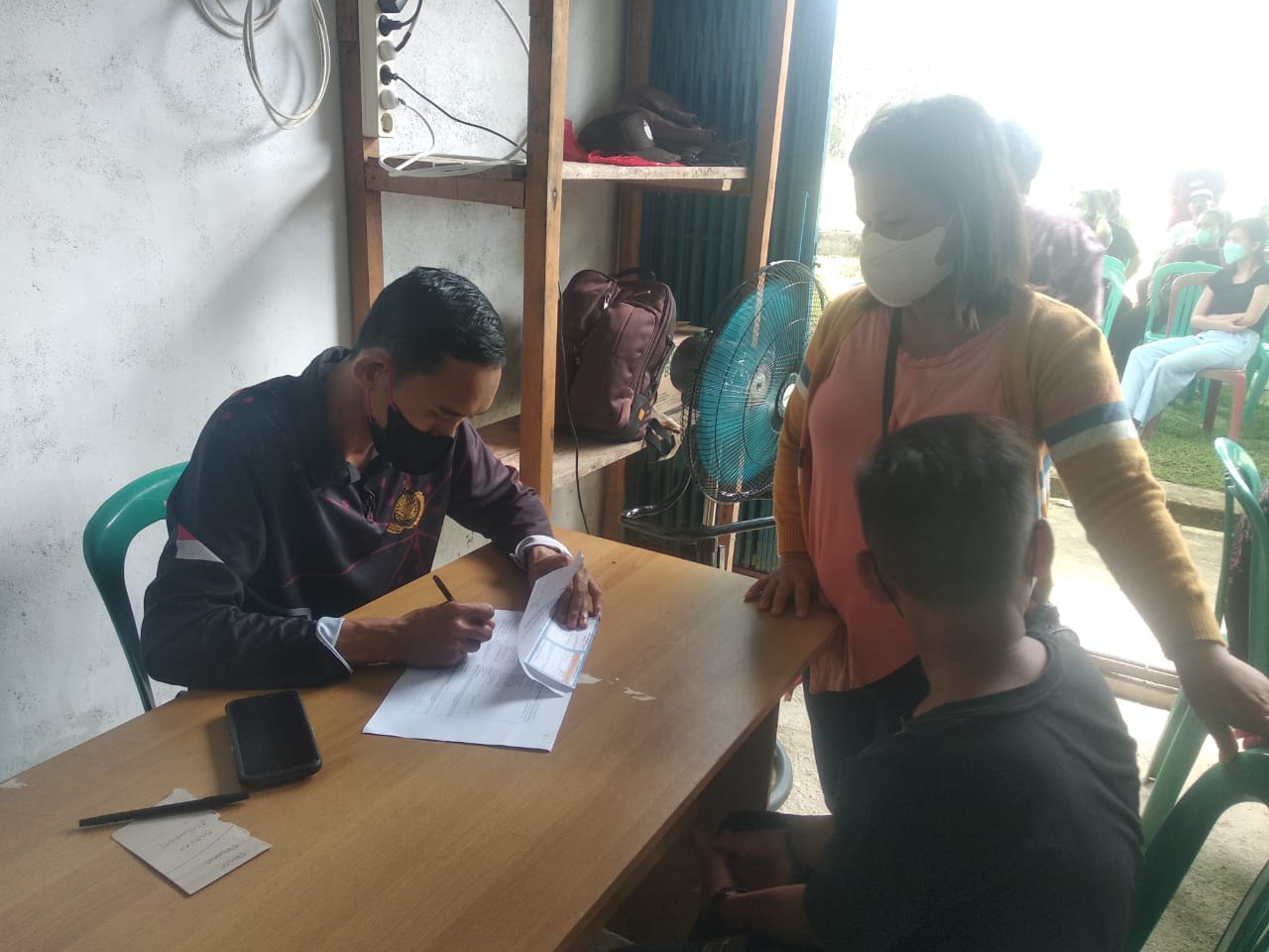 Satbrimob Polda Kalbar Dibantu Dengan 14 Orang Tenaga Medis, Sabtu (21/05/2022), (Foto: V24/AL)