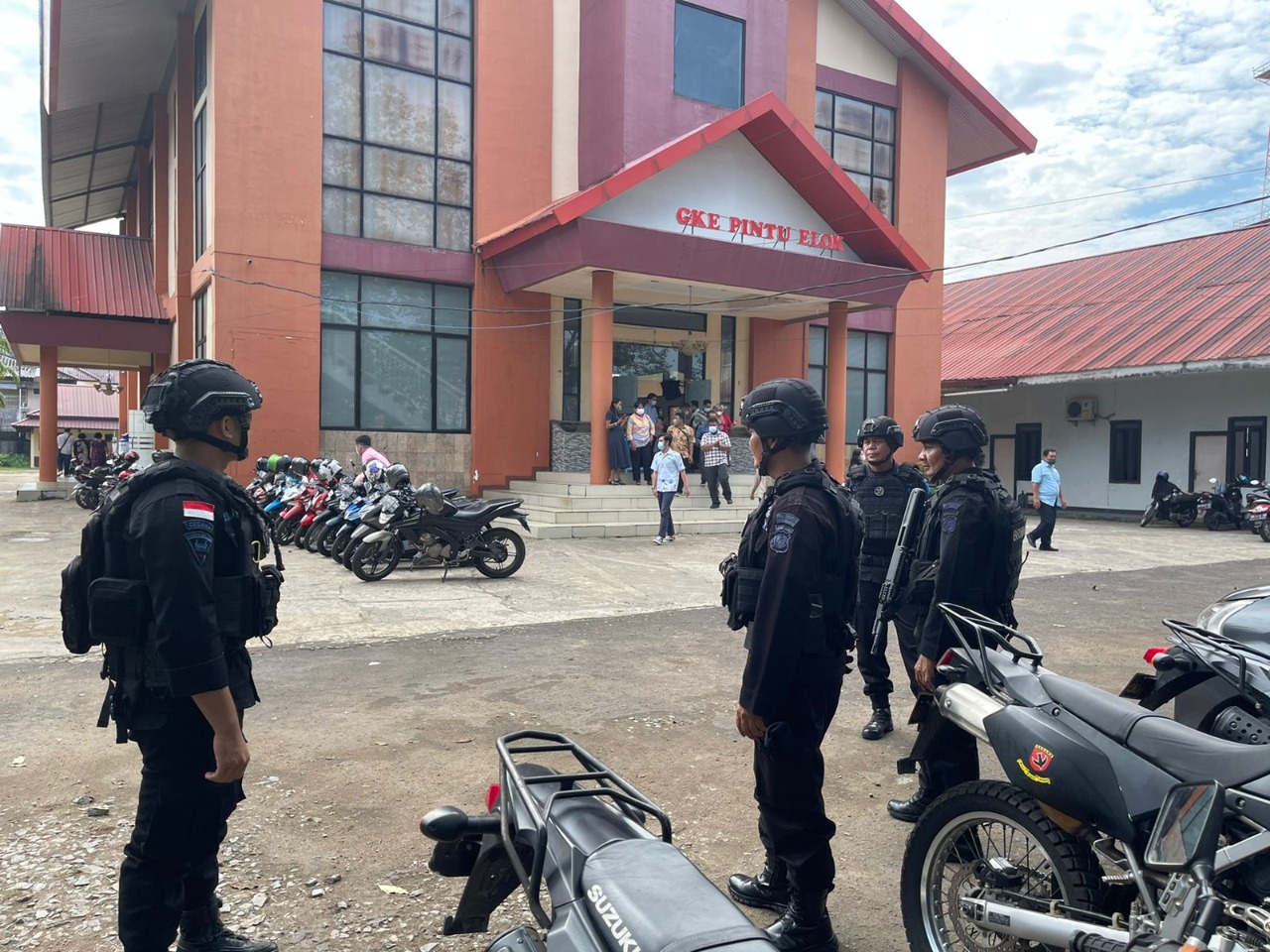 Satbrimob Polda Kalbar Dibantu Dengan 14 Orang Tenaga Medis, Minggu (22/05/2022), (Foto: V24/AL)