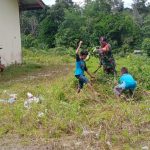 Satgas Pos Kout Bersama Dengan Warga dan Murid SDN 26 Bersih-bersih, Minggu (22/05/2022), (Foto: V24/AL)