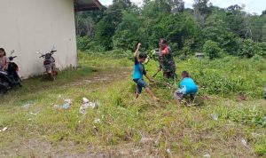 Satgas Pos Kout Bersama Dengan Warga dan Murid SDN 26 Bersih-bersih, Minggu (22/05/2022), (Foto: V24/AL)