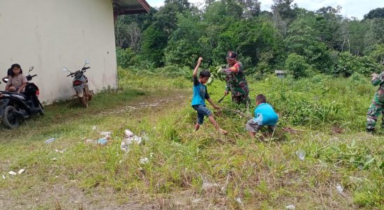 Satgas Pos Kout Bersama Dengan Warga dan Murid SDN 26 Bersih-bersih, Minggu (22/05/2022), (Foto: V24/AL)