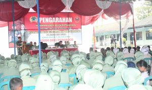 Danrem Bersama Ketua Persit Memberikan Arahannya Kepada Seluruh Prajurit, Senin (23/05/2022), (Foto: V24/AL)