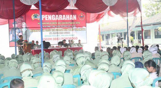 Danrem Bersama Ketua Persit Memberikan Arahannya Kepada Seluruh Prajurit, Senin (23/05/2022), (Foto: V24/AL)