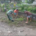 Masyarakat Menggelar Kerja Bakti Membersihkan Lingkungan di Desa Langon, Minggu (22/05/2022), (Foto: V24/Madli)