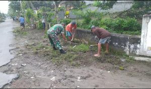 Masyarakat Menggelar Kerja Bakti Membersihkan Lingkungan di Desa Langon, Minggu (22/05/2022), (Foto: V24/Madli)