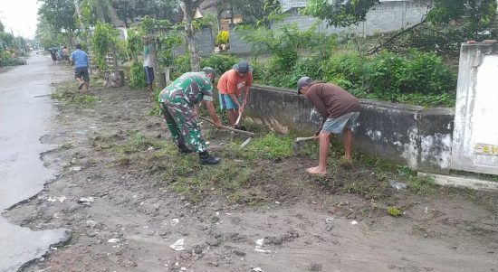 Masyarakat Menggelar Kerja Bakti Membersihkan Lingkungan di Desa Langon, Minggu (22/05/2022), (Foto: V24/Madli)