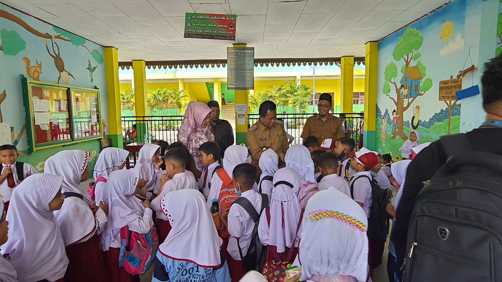 Wakil Bupati Rohil Memberikan Motivasi dan Berpesan Kepada Siswa, Selasa (24/05/2022), (Foto: V24/Reza)