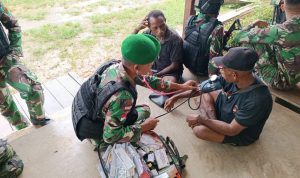 Nelson Ball (58) Salah Satu Warga Kampung Yuruf Mendapat Pelayanan, Senin (23/05/2022), (Foto: V24/AL)