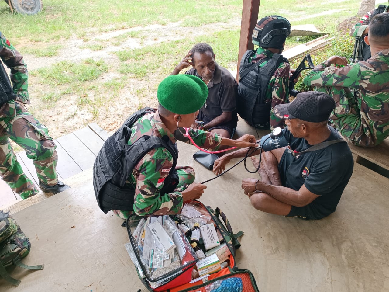 Nelson Ball (58) Salah Satu Warga Kampung Yuruf Mendapat Pelayanan, Senin (23/05/2022), (Foto: V24/AL)