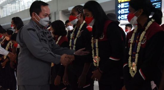 Pimpinan Tertinggi Bakamla RI Menyambut Kedatangan Para Atlet, Selasa (24/05/2022), (Foto: V24/AL)