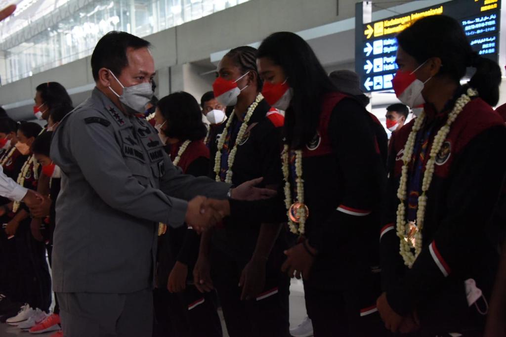 Pimpinan Tertinggi Bakamla RI Menyambut Kedatangan Para Atlet, Selasa (24/05/2022), (Foto: V24/AL)