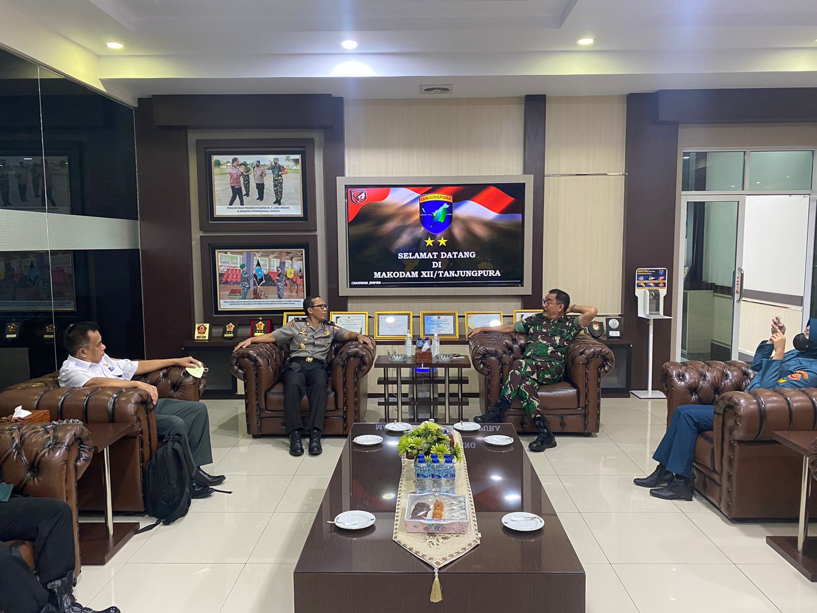 Pangdam XII/Tpr Mayjen TNI Sulaiman Agusto Bertempat di Ruang Koridor Gedung A, Senin (23/05/2022), (Foto: V24/Dedi)