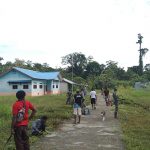 Warga Melaksanakan Karya Bakti Pembersihan Balai Desa, Rabu (25/05/2022), (Foto: V24/AL)