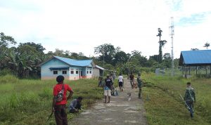 Warga Melaksanakan Karya Bakti Pembersihan Balai Desa, Rabu (25/05/2022), (Foto: V24/AL)