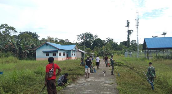 Warga Melaksanakan Karya Bakti Pembersihan Balai Desa, Rabu (25/05/2022), (Foto: V24/AL)