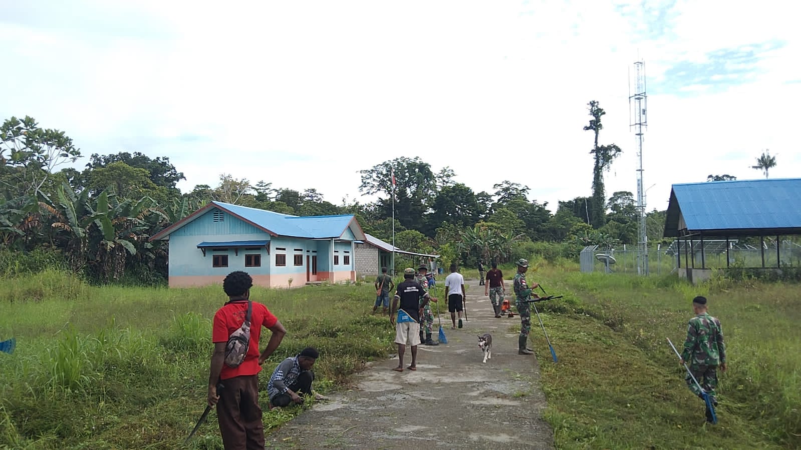 Warga Melaksanakan Karya Bakti Pembersihan Balai Desa, Rabu (25/05/2022), (Foto: V24/AL)
