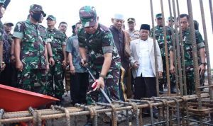 Jenderal TNI Dudung Abdurachman, S.E., M.M., Melakukan Prosesi Peletakan Batu, Selasa (24/05/2022), (Foto: V24/AL)