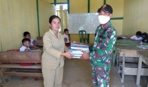 Satgas Pos Sei Berikan Bantuan Berupa Buku Tulis ke SD Mini, Rabu (25/05/2022), (Foto: V24/AL)