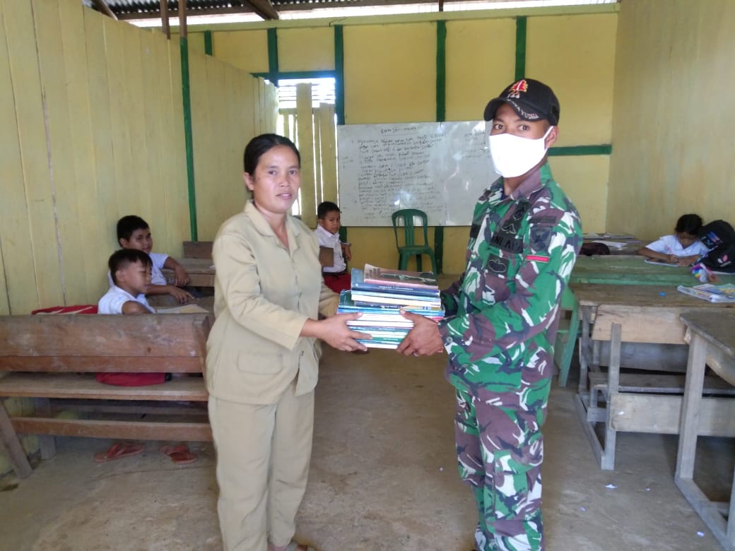 Satgas Pos Sei Berikan Bantuan Berupa Buku Tulis ke SD Mini, Rabu (25/05/2022), (Foto: V24/AL)