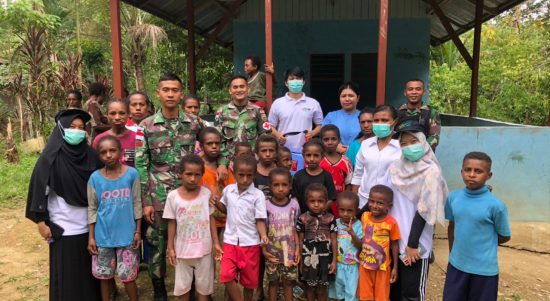 Pos Ubrub Bekerja Sama dengan Puskesmas Ubrub Memberikan Imunisasi, Kamis (26/05/2022), (Foto: V24/AL)