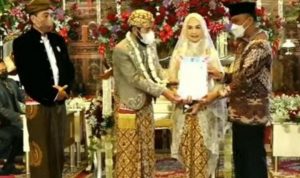 Prof. Anwar Usman Bin Haji Usman Dengan Adik Presiden Joko Widodo, Kamis (26/05/2022), (Foto: V24/AL)