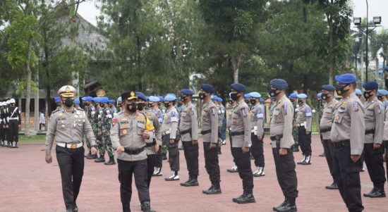 Personel Melaksanakan Tugas Pengamanan di Gereja Protestan dan Gereja Katholik, Kamis (26/05/2022), (Foto: V24/M.anwar)