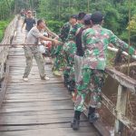 jembatan gantung dusun Parit desa Riam Sejawak , Kamis (26/05/2022), (Foto: V24/AL)