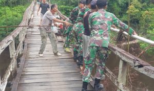 jembatan gantung dusun Parit desa Riam Sejawak , Kamis (26/05/2022), (Foto: V24/AL)