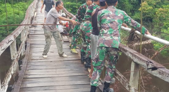 jembatan gantung dusun Parit desa Riam Sejawak , Kamis (26/05/2022), (Foto: V24/AL)
