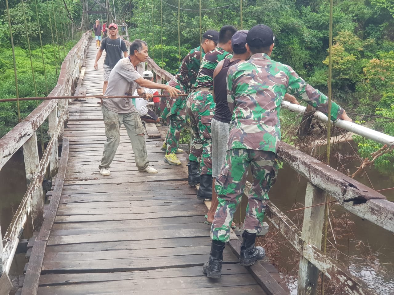 jembatan gantung dusun Parit desa Riam Sejawak , Kamis (26/05/2022), (Foto: V24/AL)