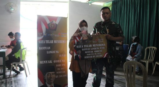 Penyaluran BLT Minyak Goreng Melalui TNI Kepada Masyarakat Kabupaten Pangandaran, Jumat (27/05/2022), (Foto: V24/AL)