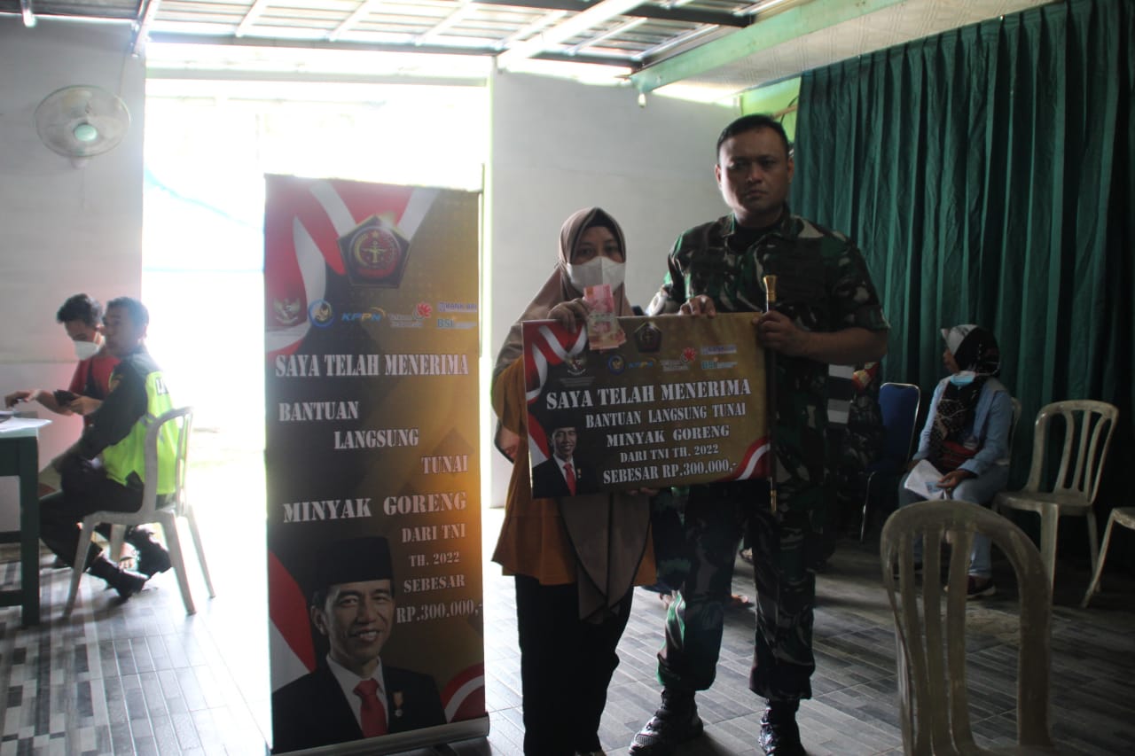Penyaluran BLT Minyak Goreng Melalui TNI Kepada Masyarakat Kabupaten Pangandaran, Jumat (27/05/2022), (Foto: V24/AL)