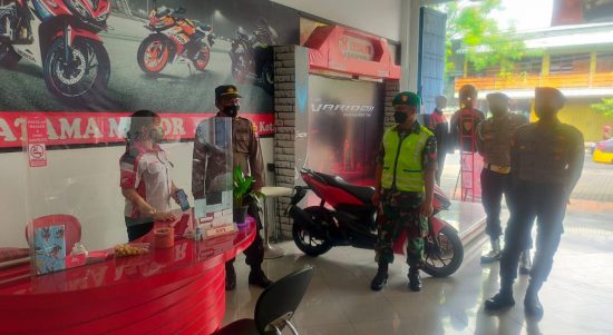 Anggota Kodim 0808/Blitar Bersama Personel Polres Blitar, Satpol PP dan Dinas, Selasa (24/05/2022), (Foto: V24/Madli)