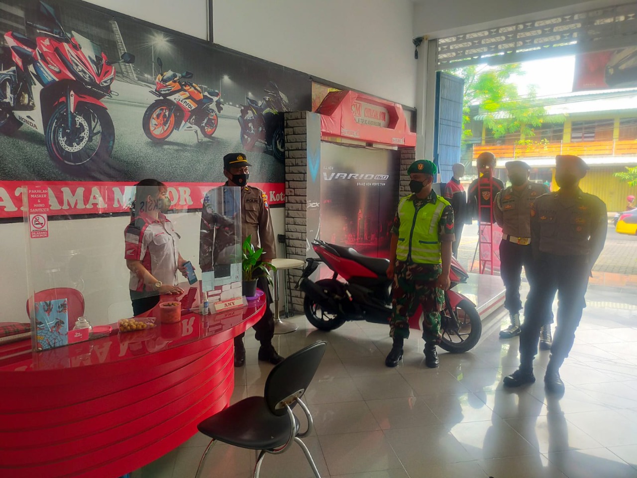 Anggota Kodim 0808/Blitar Bersama Personel Polres Blitar, Satpol PP dan Dinas, Selasa (24/05/2022), (Foto: V24/Madli)