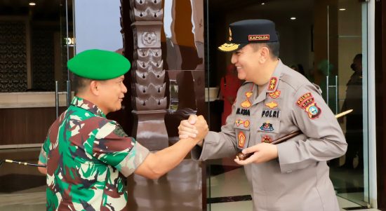 Pangdam yang Didampingi Ketua Persit KCK PD I/BB, Ny Intan Daniel Chardin, Rabu (25/05/2022), (Foto: V24/AL)